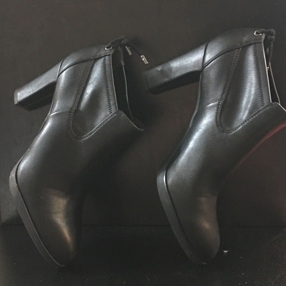 Ankle boots with heel.